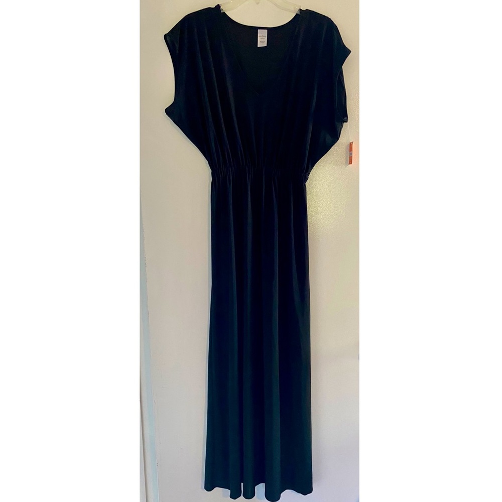 Black maxi dress. Super cute on!
